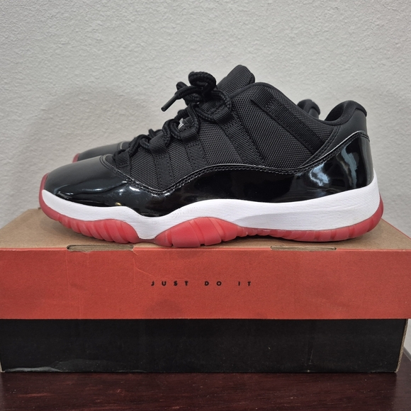 Air Jordan 11 Retro Low Bread Size 9, New Condition - Picture 3 of 7
